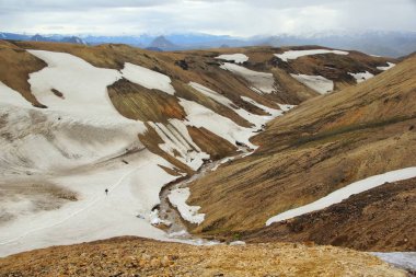 Renkli dağlarda yürüyüş ve serin yaz sabahı