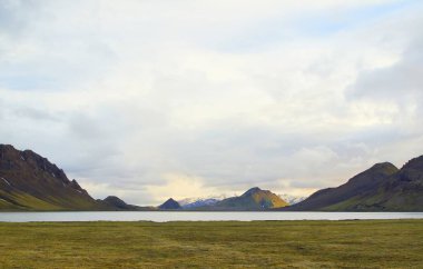 Alftavatn Gölü ve serin bir yaz akşamı