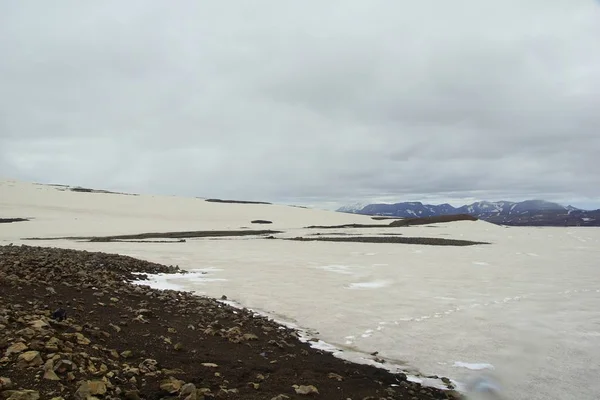 Trekking landmannalaugar - Hoskuldskali und schöne Schneelandschaften — Stockfoto