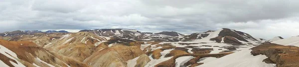 Una fresca mañana de verano entre las montañas de colores — Foto de Stock