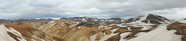 Uma manhã fresca de verão entre as montanhas coloridas — Fotografia de Stock