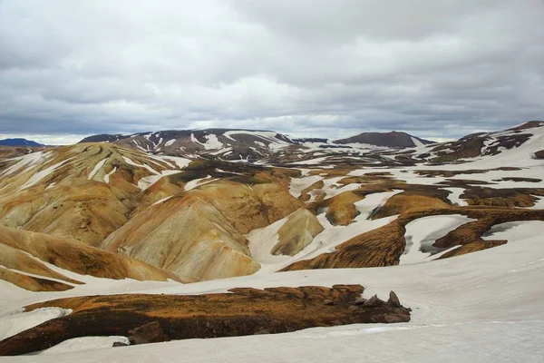 Un matin d'été frais parmi les montagnes colorées — Photo