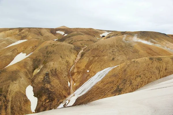 Senderismo y fresca mañana de verano en las montañas de colores — Foto de Stock