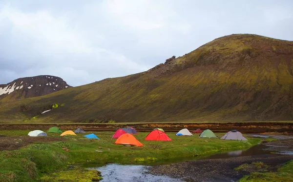 Krásná krajina u horského jezera Alftavatn — Stock fotografie