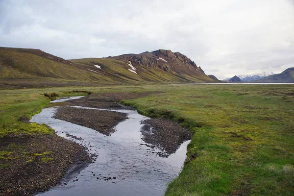 Hermoso paisaje junto al lago de montaña Alftavatn — Foto de Stock