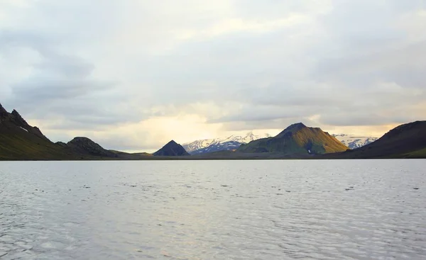 Lake Alftavatn en een koele zomeravond — Stockfoto