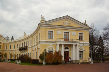 Kasvetli sonbahar sabahı ve Pavlovsky Parkı 'nda yürüyüş