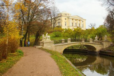 Kasvetli Ekim sabahı ve Pavlovsky Parkı 'nda yürüyüş