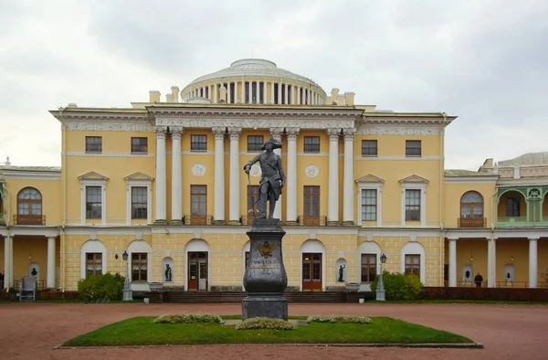 Gloomy autumn morning and a walk in Pavlovsky Park, Pavlovsky Palace — Stock Photo, Image
