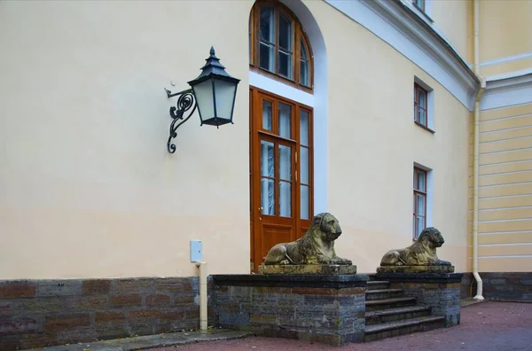 Mattinata autunnale cupa e una passeggiata nel Pavlovsky Park, Pavlovsky Palace — Foto Stock