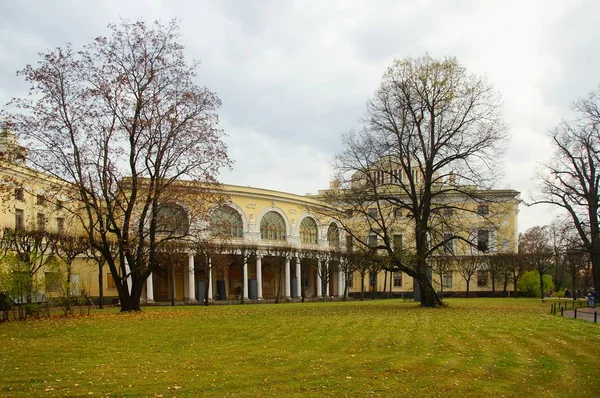 Düsterer Herbstmorgen und Spaziergang im Pavlovsky Park — Stockfoto