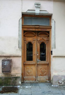 Şehir merkezindeki bir binanın ön kapısının dış cephesinin bir parçası.