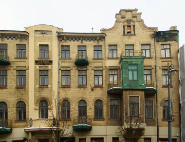 Şehir merkezindeki Art Nouveau apartmanının ön cephesinin bir parçası.