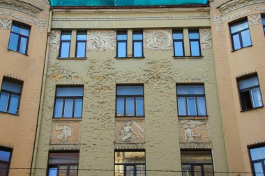 Şehir merkezindeki tarihi Art Nouveau binasının cephesinin bir parçası.