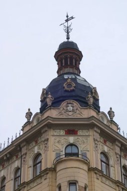 Şehir merkezindeki tarihi Art Nouveau binasının cephesinin bir parçası.