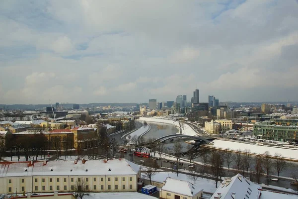 从古城堡的塔楼 冬季的步行和首都的建筑看城市 — 图库照片