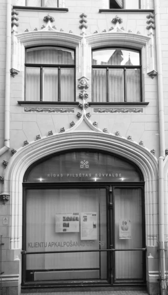 Şehir Merkezindeki Tarihi Art Nouveau Binasının Cephesinin Bir Parçası — Stok fotoğraf