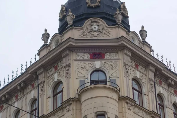 Fragment Fasady Zabytkowego Secesyjnego Budynku Centrum Miasta — Zdjęcie stockowe