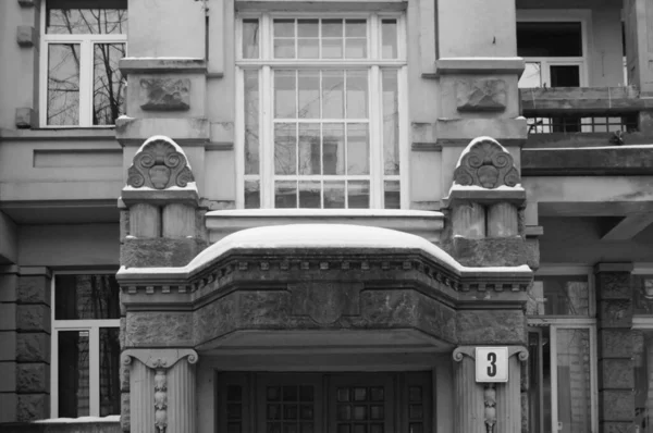 Fragment Der Fassade Eines Jugendstil Wohnhauses Stadtzentrum Gestaltung Des Haupteingangs — Stockfoto