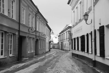 Şehrin merkezinde kış yürüyüşü, Vilnius 'un tarihi bölgesinde dar bir sokak.