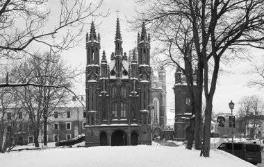 Kışın kasvetli sabahı ve Litvanya 'nın başkenti St. Anne' in gotik kilisesinin manzarası