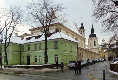 Şehrin merkezinde kış yürüyüşü, Vilnius 'un tarihi bölgesinde dar bir sokak.