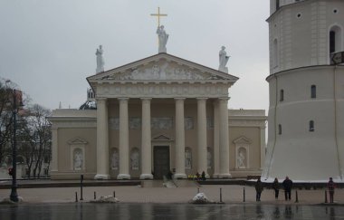 Şehrin merkezinde, Katedral 'de ve ana meydanda kış yürüyüşü