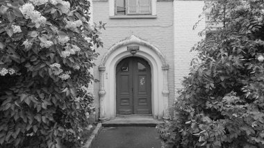 Majestelerinin Tsarskoye Selo 'daki Tüfek Alayı' nın eski kışlası olan bir konut binasının ön cephesinin bir parçası.