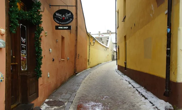 市内中心部の冬の散歩 ヴィリニュスの歴史的な部分の狭い通り — ストック写真