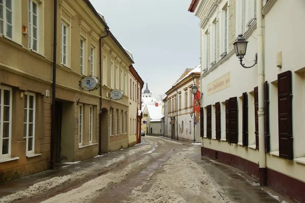 冬季步行在市中心 狭窄的街道在维尔纽斯的历史上 — 图库照片