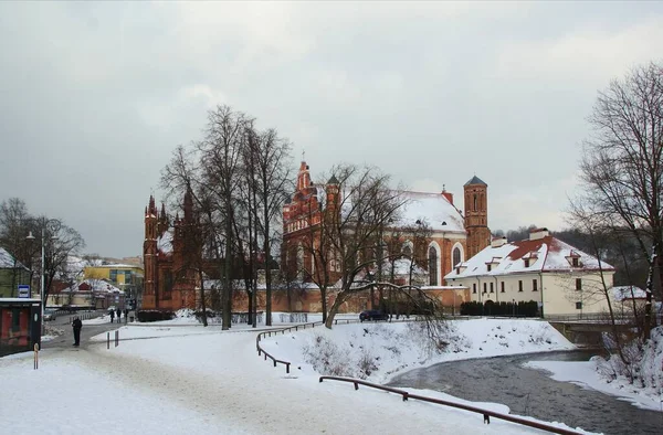 冬天阴暗的早晨和立陶宛首都圣安妮哥特式教堂的景观 — 图库照片