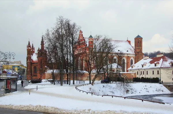 冬天阴暗的早晨和立陶宛首都圣安妮哥特式教堂的景观 — 图库照片