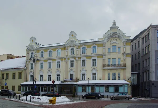在一个温暖的冬日里走在市中心 那是一座历史悠久的酒店大楼 — 图库照片