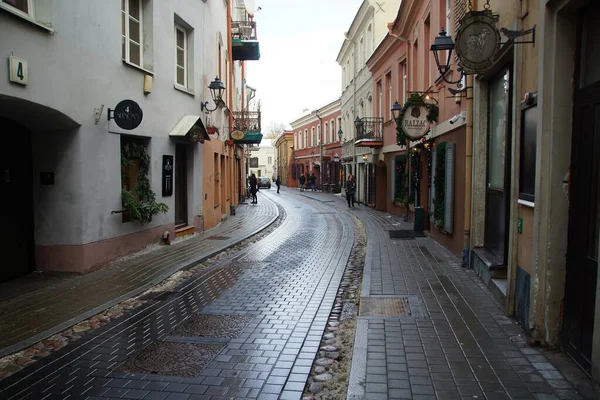 冬季步行在市中心 狭窄的街道在维尔纽斯的历史上 — 图库照片