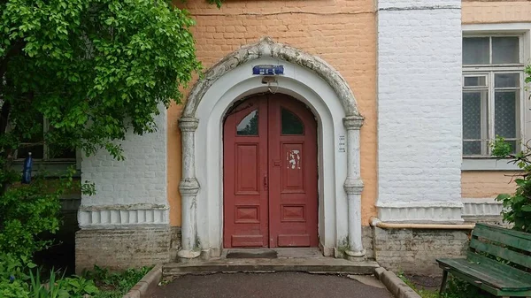 Egy Lakóépület Homlokzatának Egy Darabja Őfelsége Cárskoje Selói Életőreinek Volt — Stock Fotó