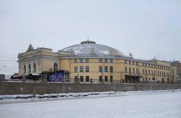 Petersburg Tarihi Bölgesinde Donmuş Fontanka Nehri Nin Buzunda Yürüyüş — Stok fotoğraf