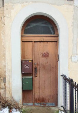 Şehir merkezindeki bir binanın ön kapısının dış cephesinin bir parçası.