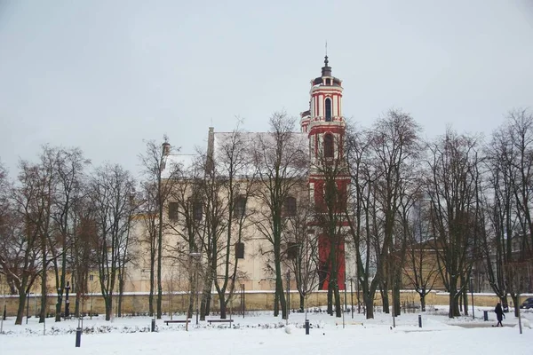 从古城堡的塔楼 冬季的步行和首都的建筑看城市 — 图库照片