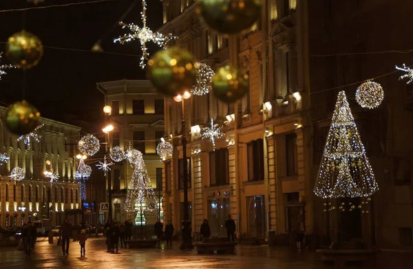 Promenade Nocturne Dans Centre Saint Pétersbourg Décorée Guirlandes Électriques Nouvel — Photo