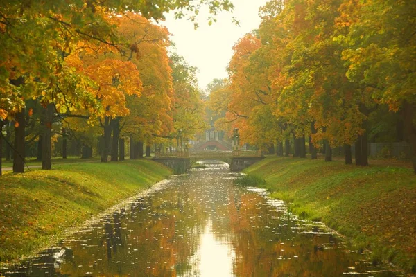 Calda Serata Autunnale Soleggiata Una Passeggiata Nel Parco Alexander Tsarskoye — Foto Stock