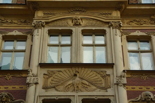 リガの中心部にあるアールヌーボー様式のファサード装飾フラグメント — ストック写真