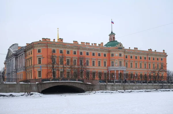 3月漫步在圣彼得堡历史上结冰的枫丹卡河上 — 图库照片