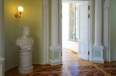 Yaz günü ve Gatchina Sarayı 'na ilginç bir gezi.