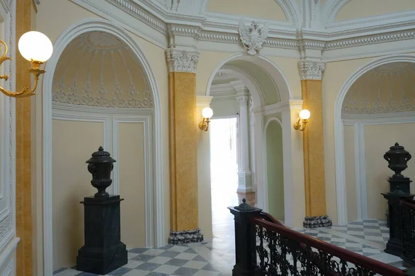 Dia Verão Uma Excursão Interessante Para Palácio Gatchina — Fotografia de Stock
