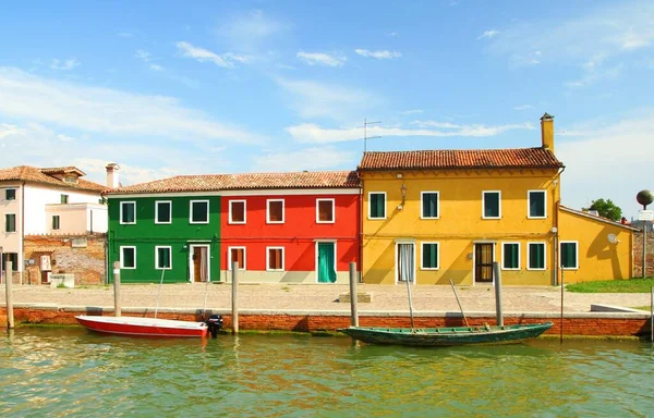 Zomer Hete Dag Felgekleurde Huizen Het Eiland Burano — Stockfoto