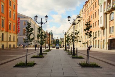 Yaz günü ve şehirde ilginç bir gezi, Bolshaya Konyushennaya Caddesi