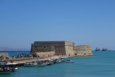 Sıcak bir yaz günü ve eski liman ve şehir kalesinde bir yürüyüş.