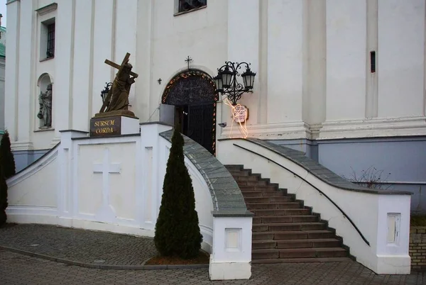 Gloomy Winterochtend Een Fragment Van Belangrijkste Gevel Van Farny Kerk — Stockfoto