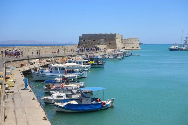 Sıcak bir yaz günü ve eski liman ve şehir kalesinde bir yürüyüş.