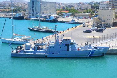 Sıcak bir yaz günü ve eski liman ve şehir kalesinde bir yürüyüş.